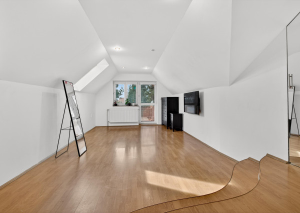 NA PREDAJ priestranný 6-iz Rodinný Dom v Stupave