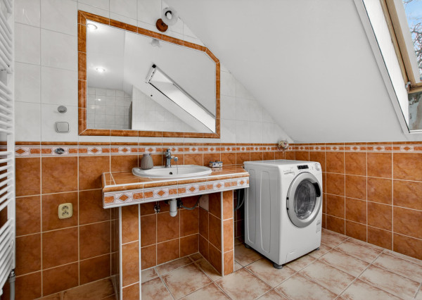 NA PREDAJ priestranný 6-iz Rodinný Dom v Stupave