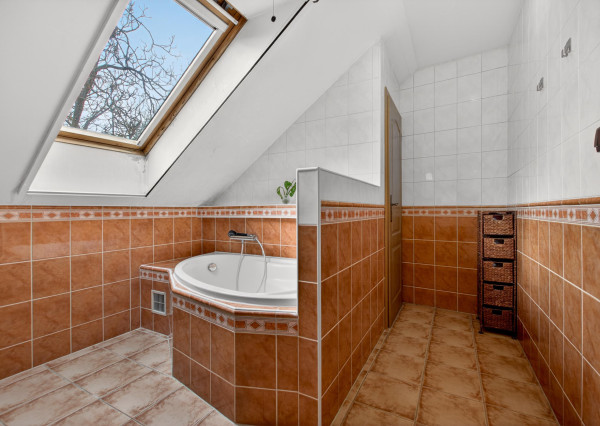 NA PREDAJ priestranný 6-iz Rodinný Dom v Stupave