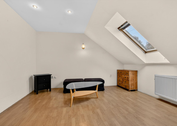 NA PREDAJ priestranný 6-iz Rodinný Dom v Stupave