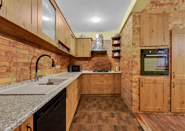 NA PREDAJ priestranný 6-iz Rodinný Dom v Stupave