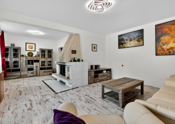 NA PREDAJ priestranný 6-iz Rodinný Dom v Stupave