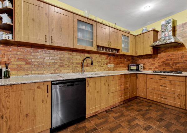 NA PREDAJ priestranný 6-iz Rodinný Dom v Stupave