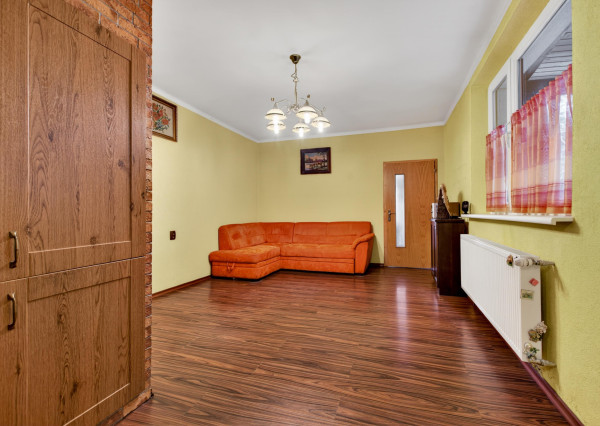 NA PREDAJ priestranný 6-iz Rodinný Dom v Stupave