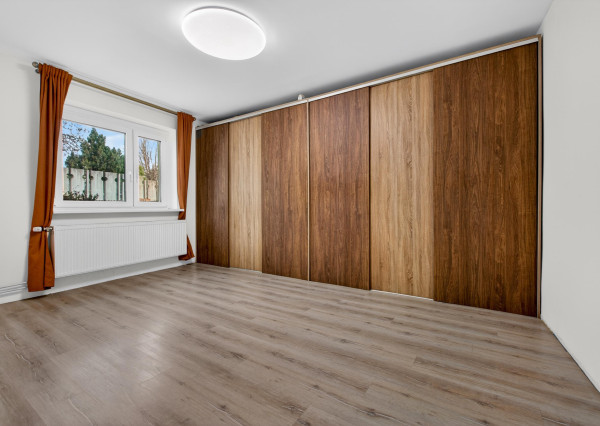 NA PREDAJ priestranný 6-iz Rodinný Dom v Stupave