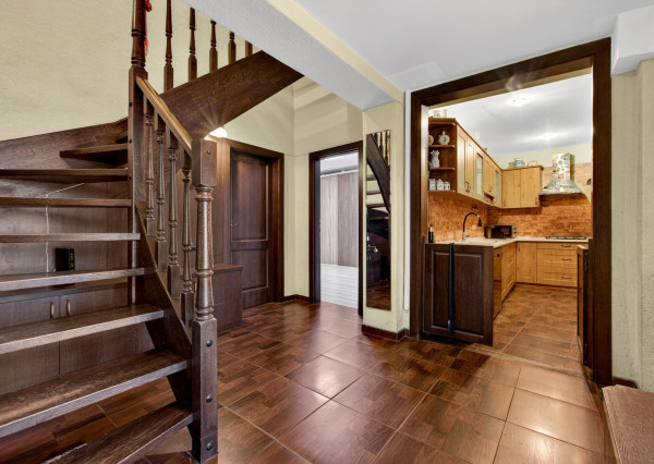 NA PREDAJ priestranný 6-iz Rodinný Dom v Stupave