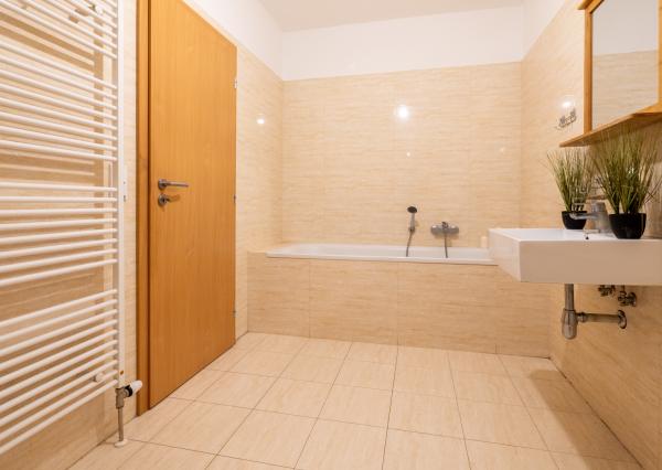 Na predaj velký 2 itbový byt v Bratislave -Petržalke , ul.Budatinska