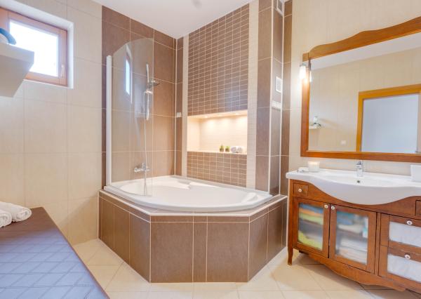 SENEC – NA PREDAJ EXKLUZÍVNY 3 + 1 PODKROVNÝ  BYT  – JEDINEČNÝ PRIESTOR NA PEŠEJ ZÓNE.