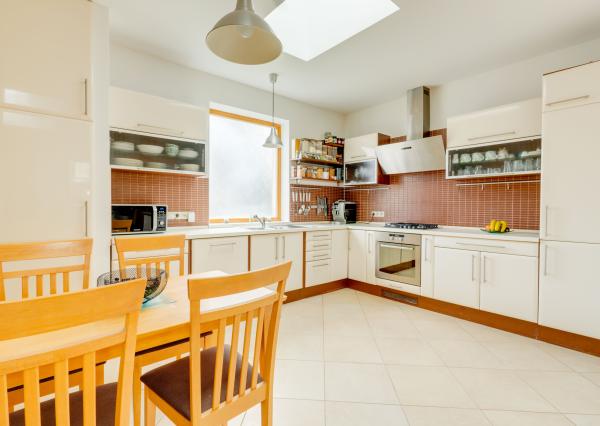 SENEC – NA PREDAJ EXKLUZÍVNY 3 + 1 PODKROVNÝ  BYT  – JEDINEČNÝ PRIESTOR NA PEŠEJ ZÓNE.