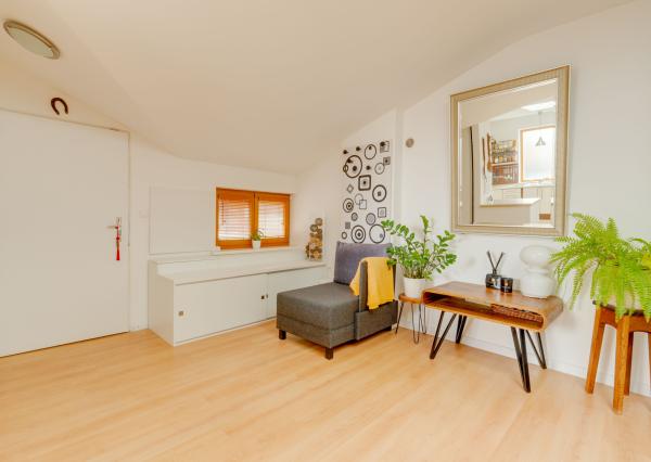 SENEC – NA PREDAJ EXKLUZÍVNY 3 + 1 PODKROVNÝ  BYT  – JEDINEČNÝ PRIESTOR NA PEŠEJ ZÓNE.