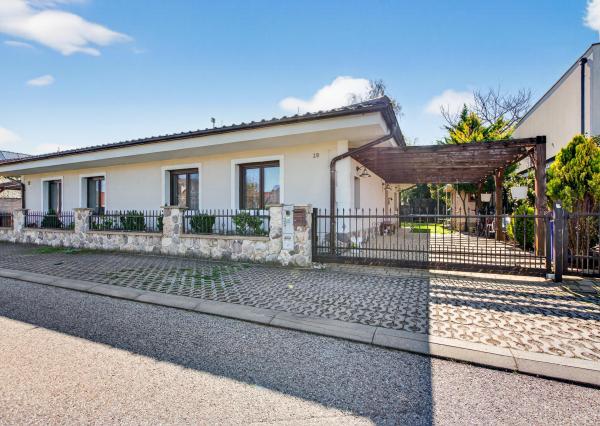 Štýlový rodinný dom vo vynikajúcej lokalite na predaj, Rovinka