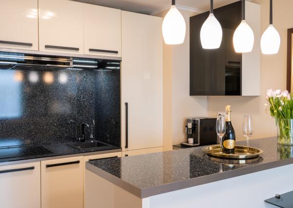 Na prenájom  velký  2 izbový byt v Bratislave v projekte -Slnečnice