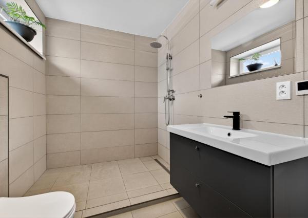 NA PREDAJ! 8 izbový dvojgeneračný poschodový rodinný dom v Tomášove