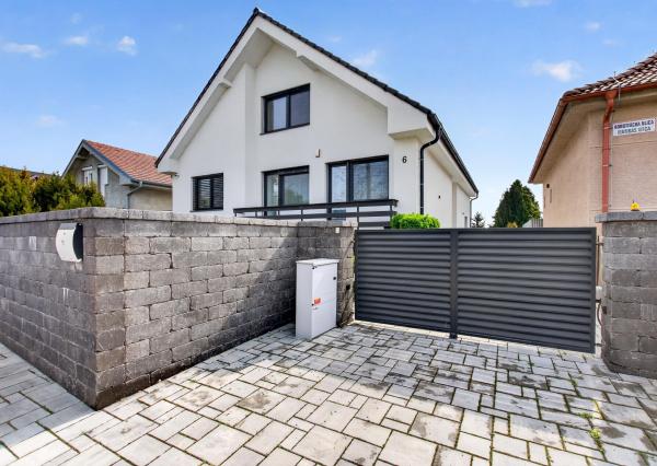 NA PREDAJ! 8 izbový dvojgeneračný poschodový rodinný dom v Tomášove