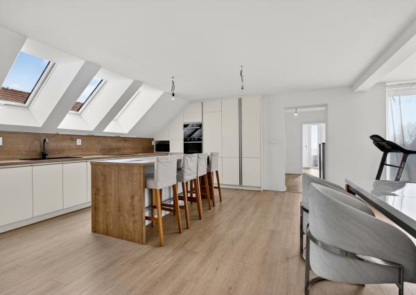 NA PREDAJ! 8 izbový dvojgeneračný poschodový rodinný dom v Tomášove