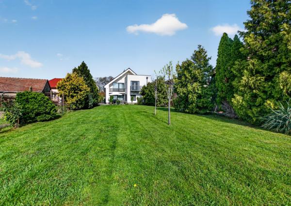 NA PREDAJ! 8 izbový dvojgeneračný poschodový rodinný dom v Tomášove