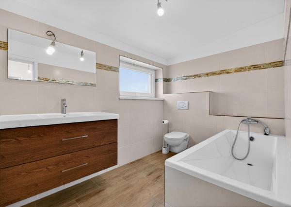 NA PREDAJ! 8 izbový dvojgeneračný poschodový rodinný dom v Tomášove