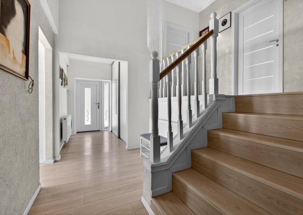 NA PREDAJ! 8 izbový dvojgeneračný poschodový rodinný dom v Tomášove