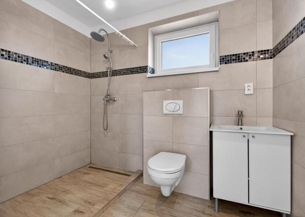 NA PREDAJ! 8 izbový dvojgeneračný poschodový rodinný dom v Tomášove