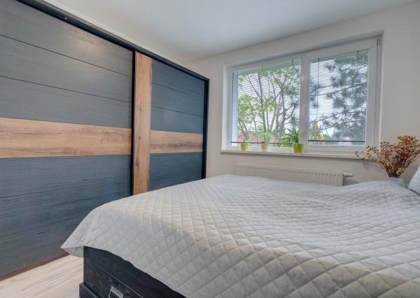 HRUBÁ BORŠA, OKR. SENEC - NA PREDAJ 4 izbový byt s vlastným kúrením a garážou.