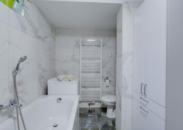 HRUBÁ BORŠA, OKR. SENEC - NA PREDAJ 4 izbový byt s vlastným kúrením a garážou.