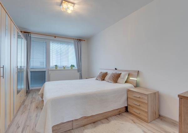 HRUBÁ BORŠA, OKR. SENEC - NA PREDAJ 4 izbový byt s vlastným kúrením a garážou.