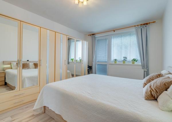 HRUBÁ BORŠA, OKR. SENEC - NA PREDAJ 4 izbový byt s vlastným kúrením a garážou.