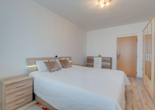 HRUBÁ BORŠA, OKR. SENEC - NA PREDAJ 4 izbový byt s vlastným kúrením a garážou.