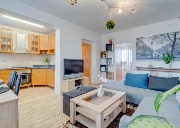 HRUBÁ BORŠA, OKR. SENEC - NA PREDAJ 4 izbový byt s vlastným kúrením a garážou.