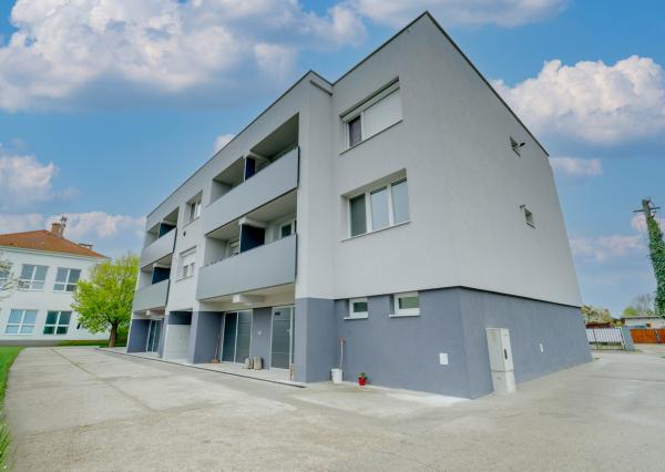 HRUBÁ BORŠA, OKR. SENEC - NA PREDAJ 4 izbový byt s vlastným kúrením a garážou.