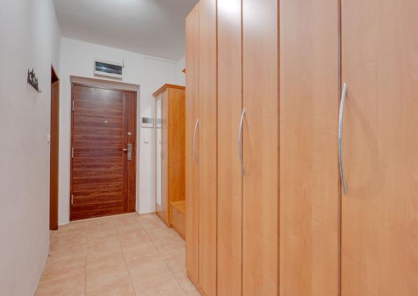 HRUBÁ BORŠA, OKR. SENEC - NA PREDAJ 4 izbový byt s vlastným kúrením a garážou.