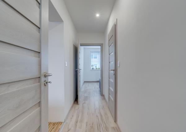 HRUBÁ BORŠA, OKR. SENEC - NA PREDAJ 4 izbový byt s vlastným kúrením a garážou.