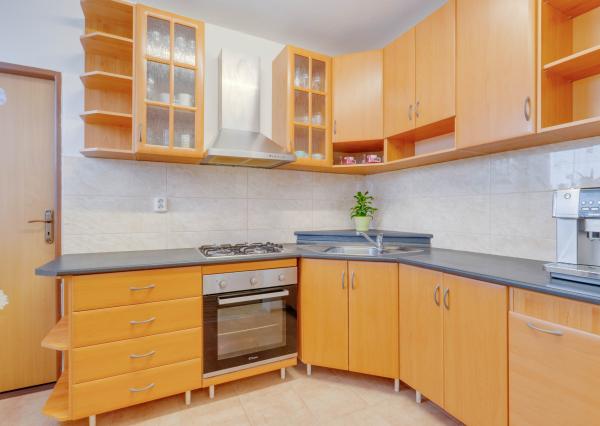 HRUBÁ BORŠA, OKR. SENEC - NA PREDAJ 4 izbový byt s vlastným kúrením a garážou.