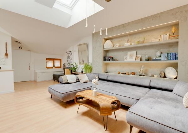 SENEC – NA PREDAJ EXKLUZÍVNY 3 + 1 PODKROVNÝ  BYT  – JEDINEČNÝ PRIESTOR NA PEŠEJ ZÓNE.