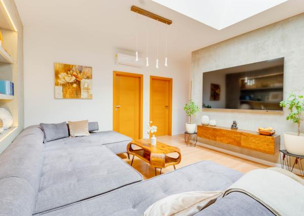 SENEC – NA PREDAJ EXKLUZÍVNY 3 + 1 PODKROVNÝ  BYT  – JEDINEČNÝ PRIESTOR NA PEŠEJ ZÓNE.