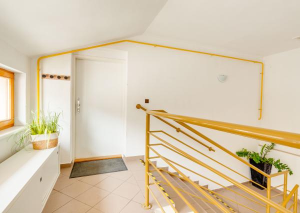 SENEC – NA PREDAJ EXKLUZÍVNY 3 + 1 PODKROVNÝ  BYT  – JEDINEČNÝ PRIESTOR NA PEŠEJ ZÓNE.