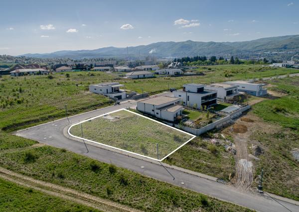 Na predaj stavebný pozemok s projektom – Zvolen Sarvaška