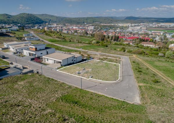 Na predaj stavebný pozemok s projektom – Zvolen Sarvaška