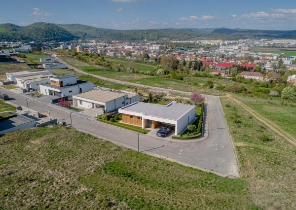 Na predaj stavebný pozemok s projektom – Zvolen Sarvaška