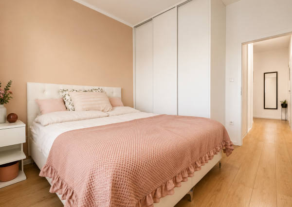 Na predaj moderný 2-izbový byt so záhradou a vlastným parkovacím miestom v tichej lokalite širšieho centra mesta Senec