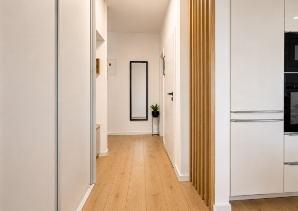 Na predaj moderný 2-izbový byt so záhradou a vlastným parkovacím miestom v tichej lokalite širšieho centra mesta Senec