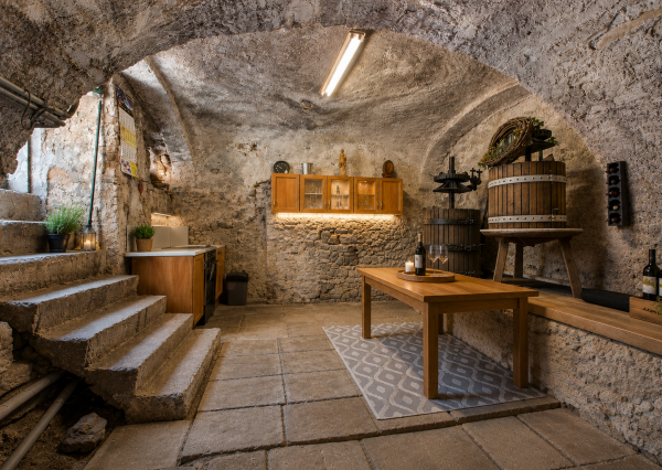 Rodinný dom s autentickým charakterom, klenbovou pivnicou a záhradou | Bratislava – Rača