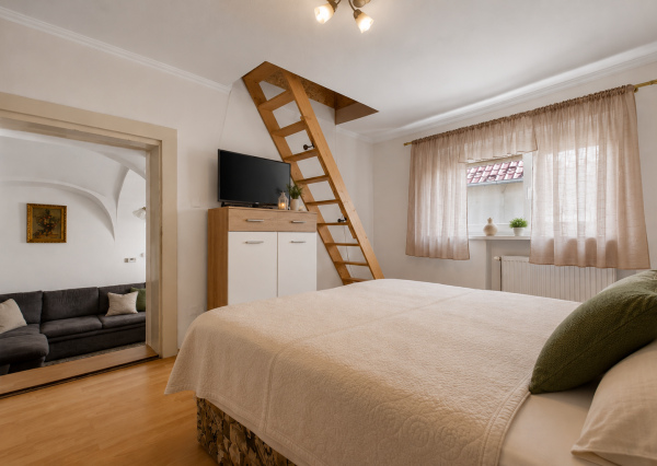 Rodinný dom s autentickým charakterom, klenbovou pivnicou a záhradou | Bratislava – Rača