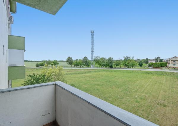 NA PREDAJ! Veľký 2-izbový byt s parkovacím státím v Hrubej Borši