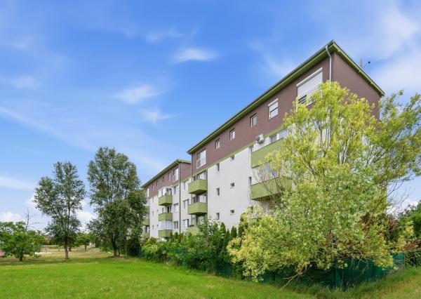 NA PREDAJ! Veľký 2-izbový byt s parkovacím státím v Hrubej Borši