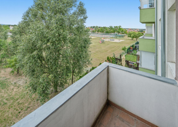 NA PREDAJ! Veľký 2-izbový byt s parkovacím státím v Hrubej Borši