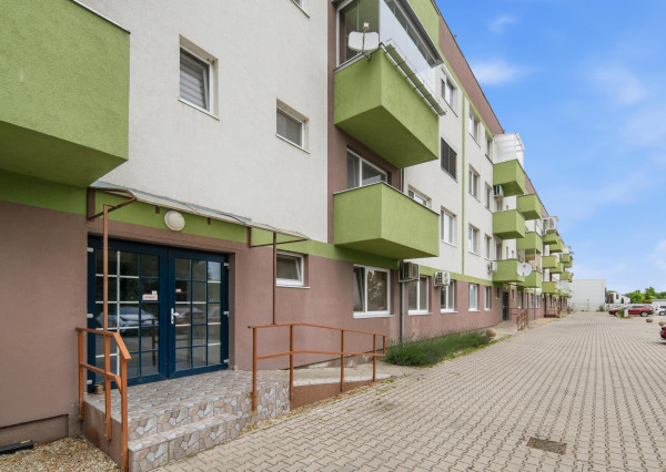 NA PREDAJ! Veľký 2-izbový byt s parkovacím státím v Hrubej Borši