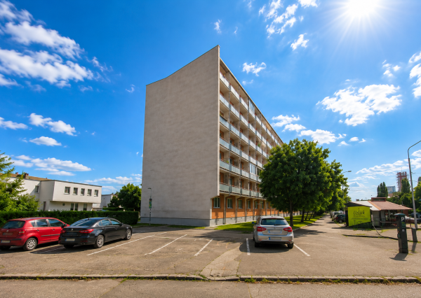 Svetlý 1,5-izbový byt s 2 loggiami a murovanou pivnicou | Riazanská | Nové Mesto