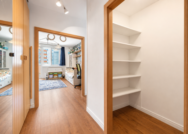 NA PREDAJ! 3 izbový zrekonštruovaný byt v Devínskej Novej Vsi
