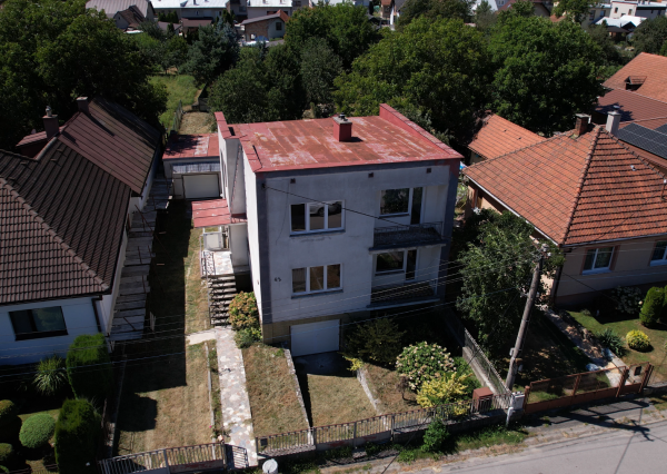 Prerobený rodinný dom s garážou a priestranným pozemkom v Turanoch